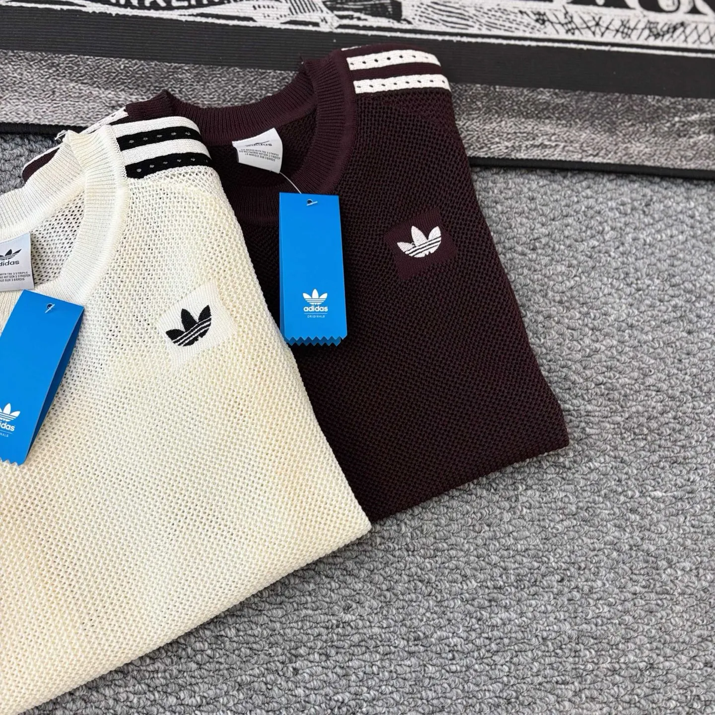 Adidas Clover Retro knitted sweater short-sleeved style is the ultimate summer wear! Campus style! The classic three-stripe + contrasting lapel design has an American college retro feel. The clover embroidery on the chest is low-key yet recognizable, making it ultra-Versatile in style. The breathable mesh knitted fabric is not stuffy and feels soft and skin-friendly. The short version just exposes the waistline. Pair it with high-waisted denim or pleated skirts to show off your proportions, making you look sweet and cool in seconds. The black and white contrasting color model is refreshing and reduces age, while the dark brown model has its own retro atmosphere. The two colors can be used with your eyes closed without stepping on thunder! Whether it is daily commuting, going on a date or shopping, or traveling to take photos, you can easily achieve a relaxed and fashionable look. The workmanship is full of details, the wiring is neat, the quality is not inferior to that of the counters, and the price-performance ratio is super high! This all-purpose T-shirt is a must-have in your summer wardrobe. It is slim and versatile, and can easily be worn with the Korean blogger’s Same Style. In Stock, you can post it in seconds without any hassle! Style number: A 237# Color: White Size: S M L XL